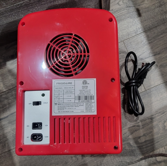 Frigidaire Cosmetic Or Drink Desktop Refrigerator - Picture 3 of 4